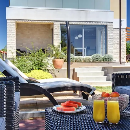 ヴィラ White バーバリガ